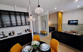 Golden Palms Apartment In The City Centre